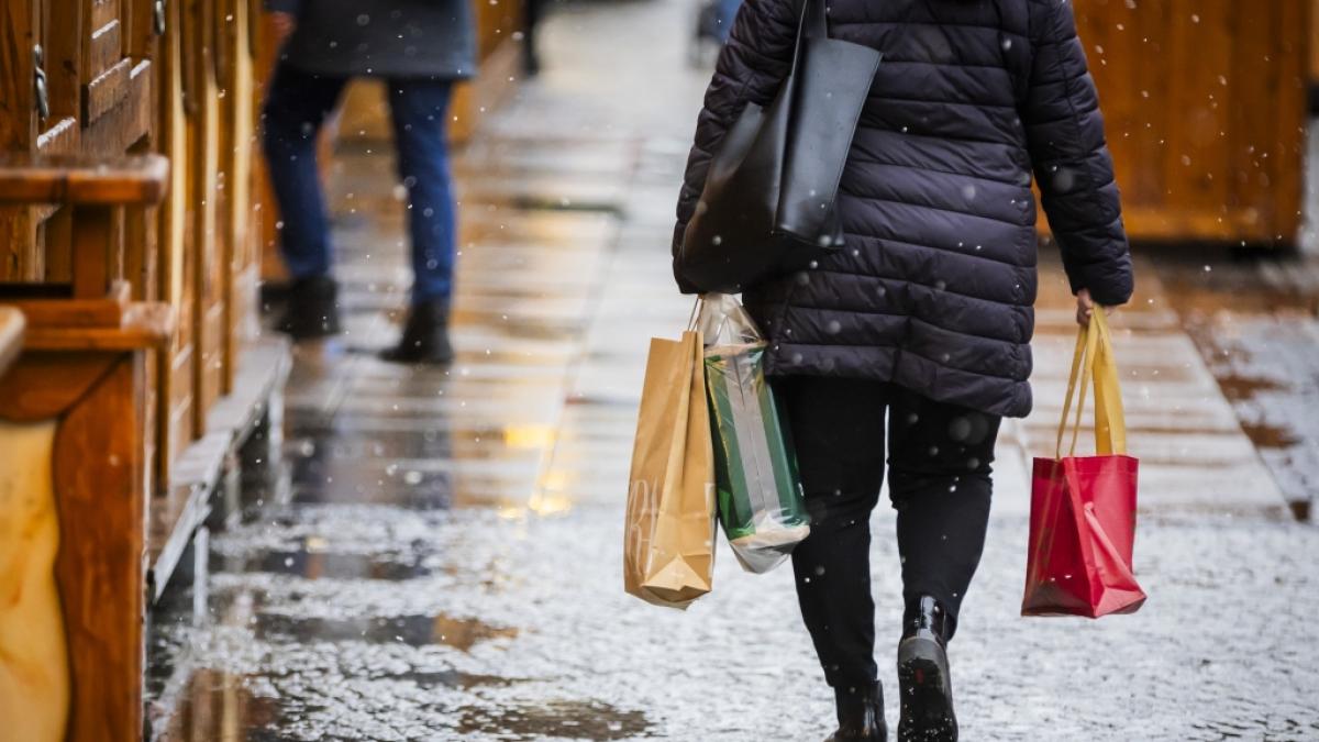 Das traditionelle Weihnachtsshopping l&auml;uft auf Hochtouren - doch dieses Jahr k&ouml;nnte es ziemlich teuer werden. (Foto)