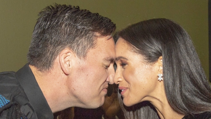 Herzogin Meghan erhält einen Hongi, eine traditionelle Maori-Begrüßung, als sie an der Eröffnung der Ausstellung