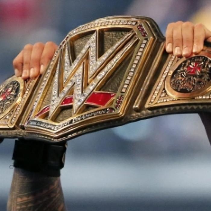 CM Punk auf dem Thron - er holte sich die WWE-Krone