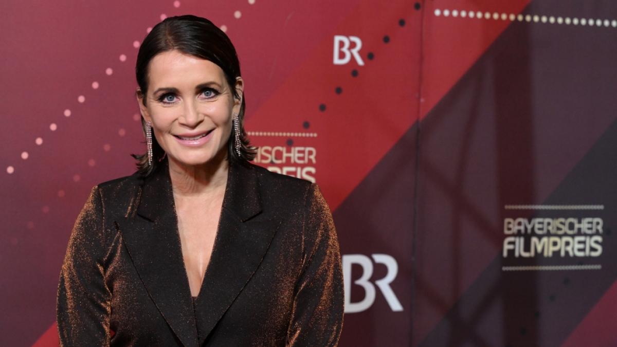 Anja Kling steht auf dem Roten Teppich zur Verleihung des Bayrischen Filmpreises. (Foto)
