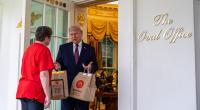 An der Tür des Oval Office wurden Donald Trump zwei Tüten mit McDonald's-Essen überreicht.