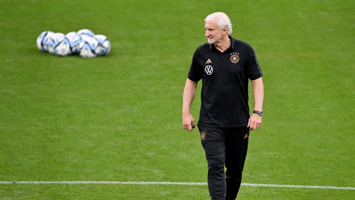 Rudi V&ouml;ller steht als Interims-Coach beim DFB-L&auml;nderspiel gegen Frankreich an der Seitenlinie. Fu&szlig;ball-Fans sind euphorisch. (Foto)
