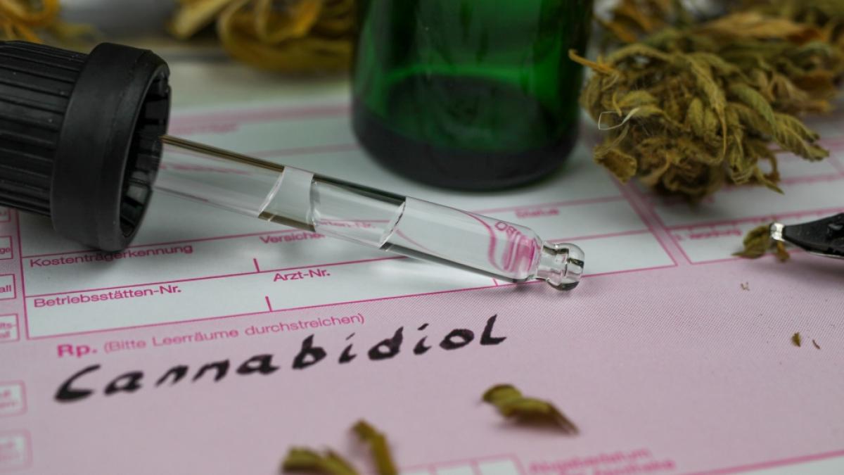 Wer CBD-Produkte kauft, sollte darauf achten, dass diese nur aus vertrauensw&uuml;rdigen Quellen stammen. (Foto)