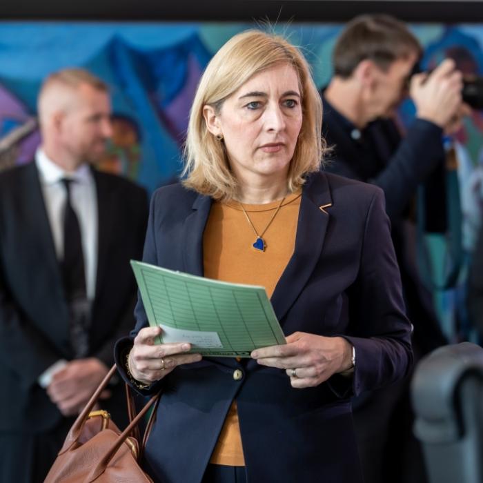 Merz-Regierung will Mitversicherung für Ehepartner abschaffen