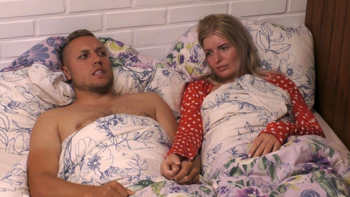 Bauer Patrick giftet im Bett gegen seine Freundin Antonia. (Foto)