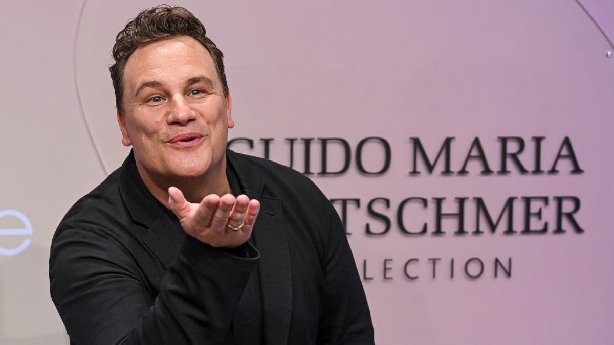 Mode-Designer Guido Maria Kretschmer schickt seinen Fans K&uuml;sschen auf einer Fashion Show. (Foto)