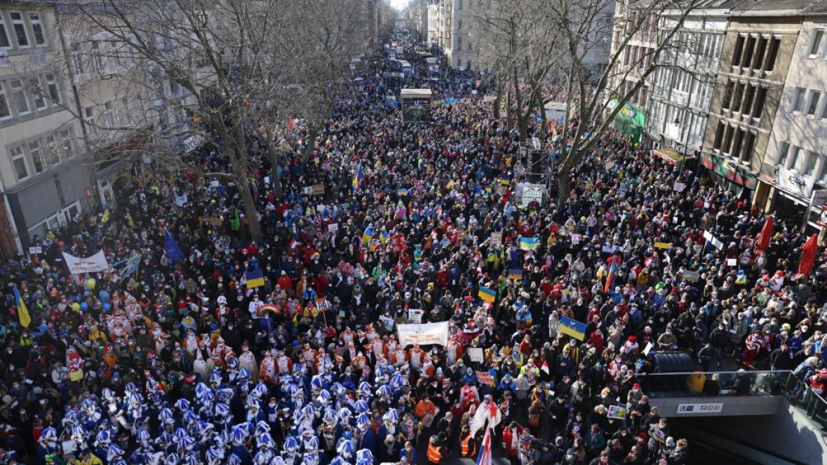 150.000 Menschen demonstrierten am Rosenmontag in K&ouml;ln f&uuml;r Frieden. (Foto)