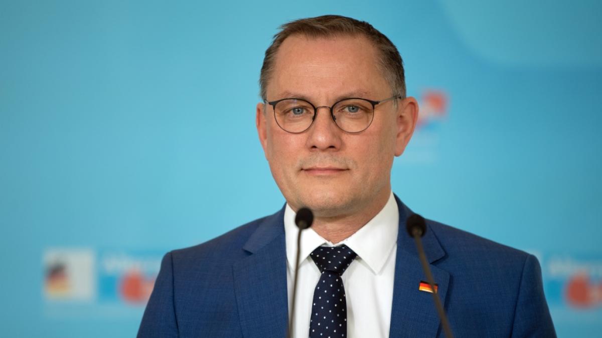 Der AfD-Vorsitzende Tino Chrupalla gratulierte Gerhard Schr&ouml;der zum Geburtstag und lobte den SPD-Altkanzler dabei f&uuml;r seine guten Beziehungen zu Russland.&nbsp; (Foto)