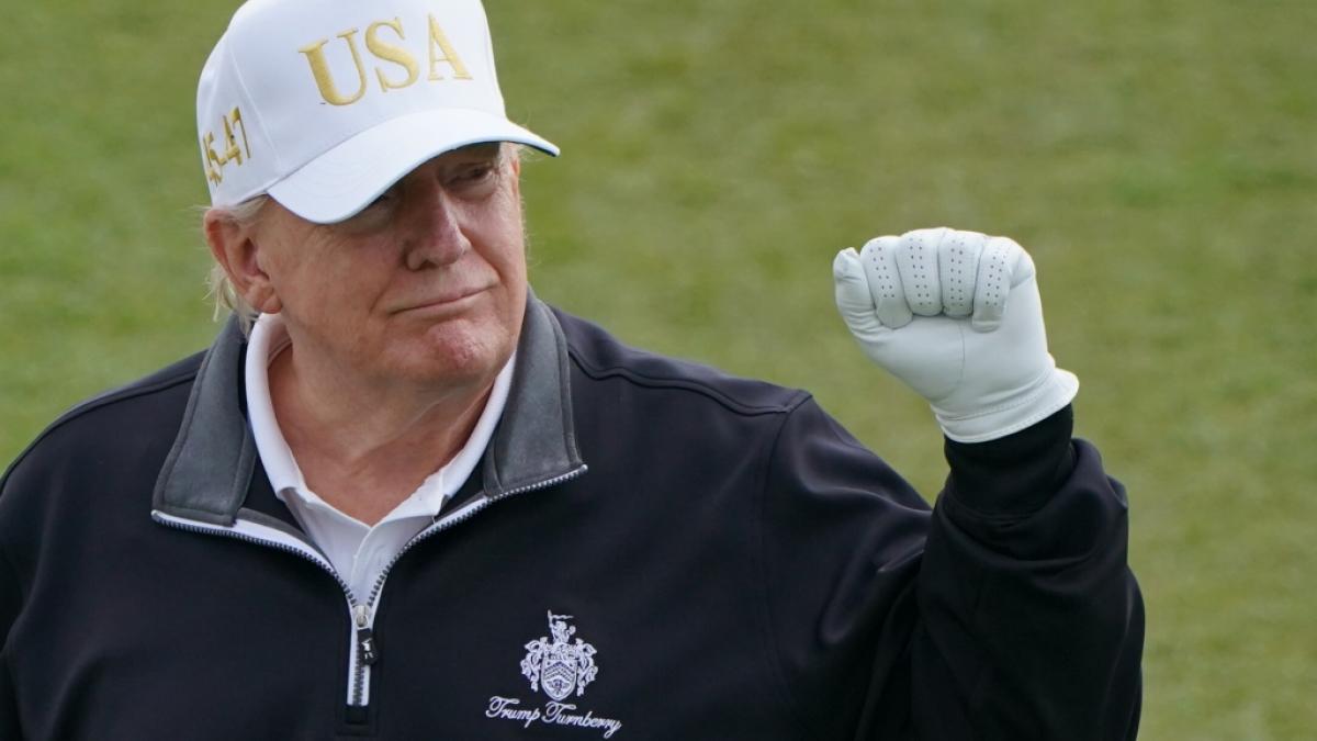 Golf-Fan und US-Pr&auml;sident Donald Trump bei der Er&ouml;ffnung des Trump International Golf Links, dem neuen Golfplatz des Pr&auml;sidenten auf dem Menie Estate. (Foto)