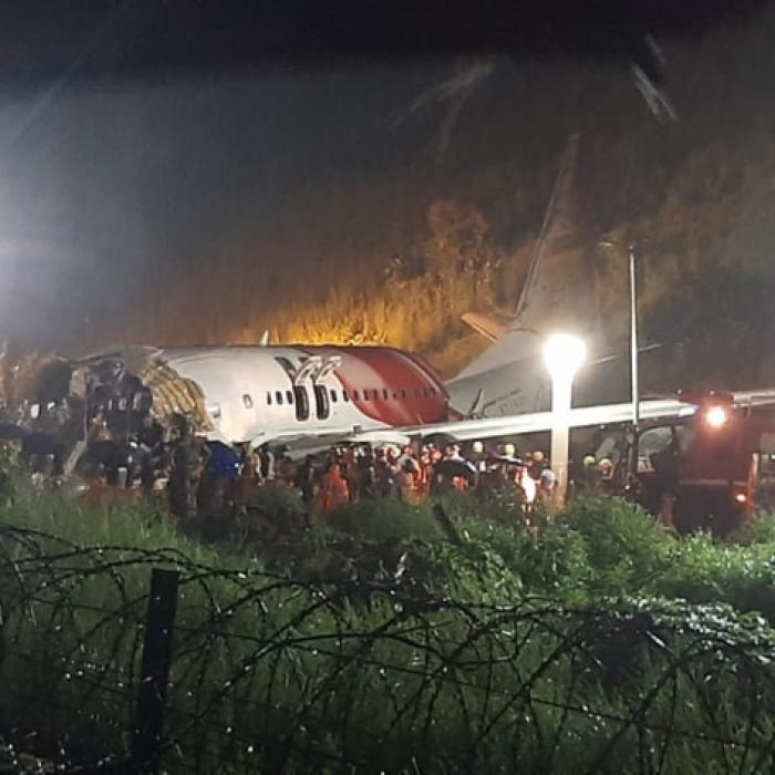 Air-India-Maschine kracht Abhang hinab - mindestens 18 Tote