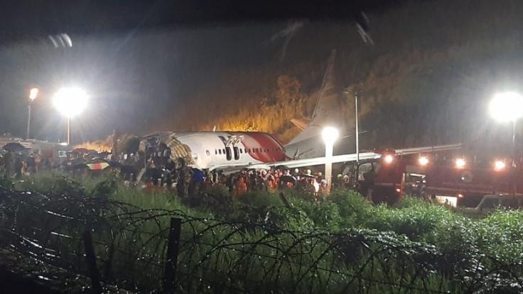 Nach dem Absturz eines Passagierflugzeugs in Indien sind mindestens 17 Todesopfer zu beklagen.