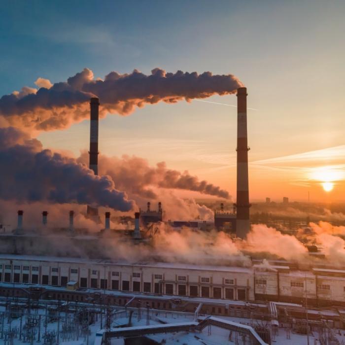 Luftverschmutzung durch Industrie-Abgase (Quelle: Adobe Stock / Leonid)