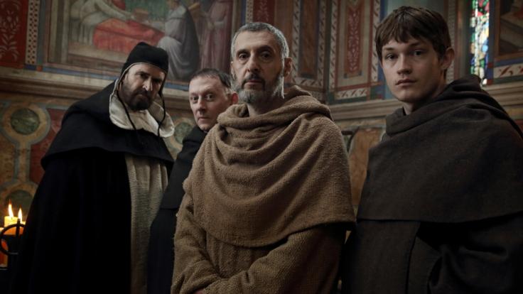 John Turturro (M) als William von Baskerville und Damian Hardung (r) als Adson von Melk in einer Szene der achteiligen Serie