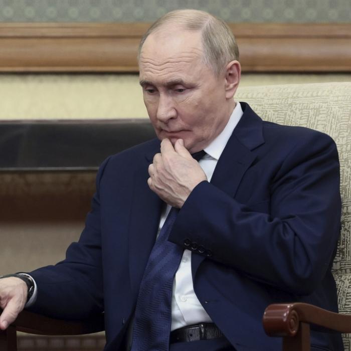 Russisches Munitionsdepot in die Luft gejagt - Männer fallen zu Boden