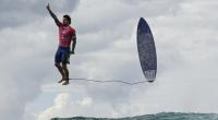 Der brasilianische Surfer Gabriel Medina scheint beim Wettkampf auf Tahiti mit seinem Brett in der Luft zu stehen.