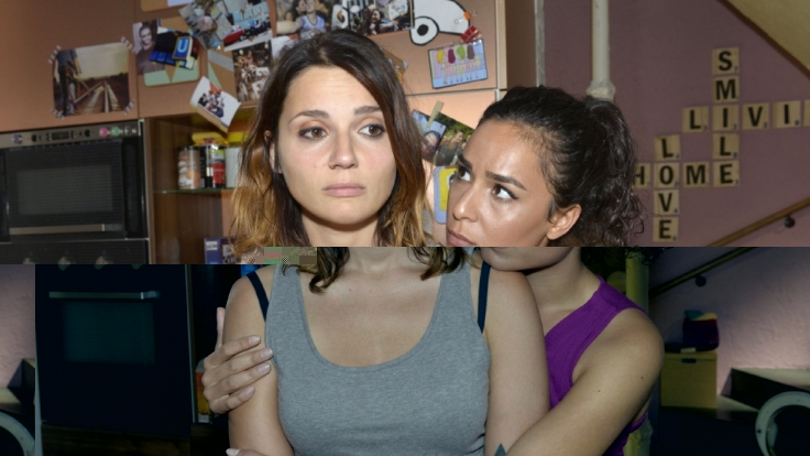 Shirin (Gamze Senol, r.) versucht die unter Liebeskummer leidende Anni (Linda Marlen Runge) zu trösten.