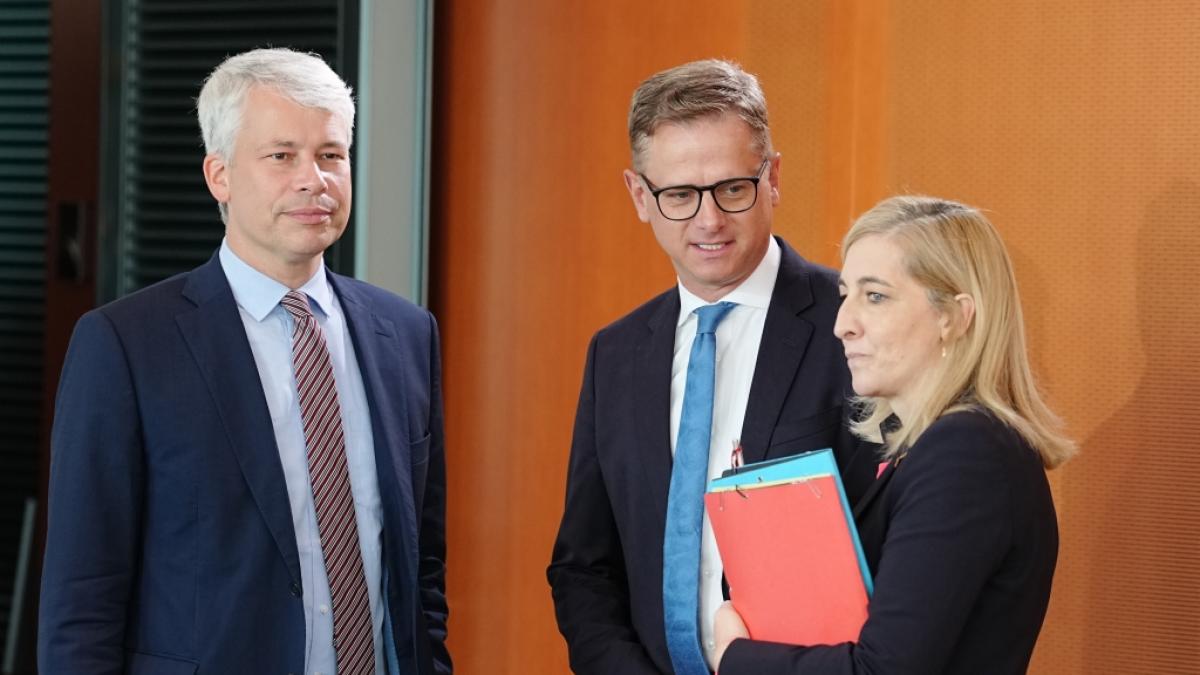 Steffen Bilger neben seinen Parteikollegen, Gesundheitsminister Carsten Linnemann und Nina Warken, die nun den Posten der Kanzleramtschefin besetzt. (Foto)