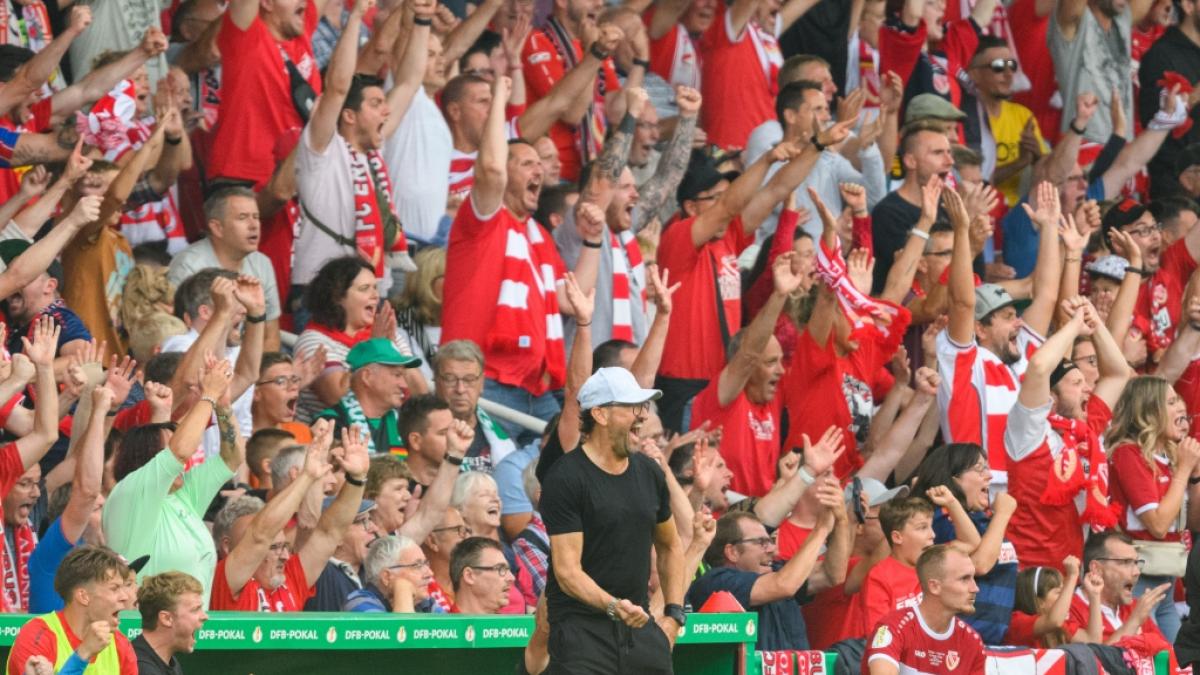 K&ouml;nnen Trainer und Fans des FC Energie Cottbus (hier beim Pokalsieg gegen Werder Bremen 2022) am Samstag die Meisterschaft in der Regionalliga Nordost bejubeln? (Foto)