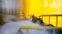 Ein Kleinkind liegt mit einer RSV-Infektion im Krankenhaus. (Symbolbild)