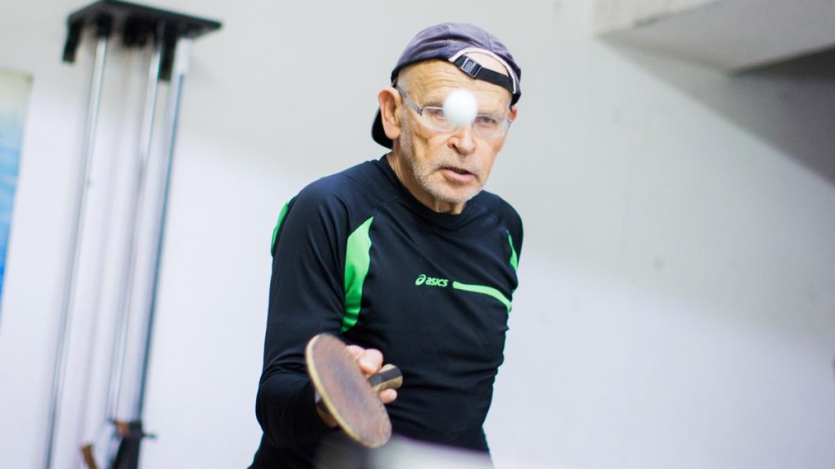 G&uuml;nter Wallraff spielt in seiner Freizeit gern Tischtennis, auch gegen prominente Gegner wie Karl Lauterbach oder Kai Diekmann. (Foto)