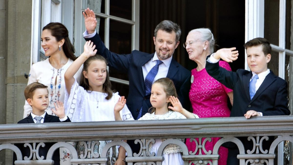 Zu Kronprinz Frederiks 50. Geburtstag im Mai 2018 winkten die Enkelkinder von K&ouml;nigin Margrethe II. noch fr&ouml;hlich in die Menge - doch einige von den jungen Royals k&ouml;nnten bald aus dem K&ouml;nigshaus verbannt werden. (Foto)