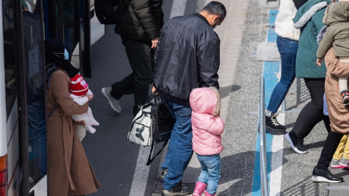 Fl&uuml;chtlinge aus Griechenland kommen im April 2022 am Flughafen Hannover an. (Foto)