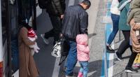 Flüchtlinge aus Griechenland kommen im April 2022 am Flughafen Hannover an.