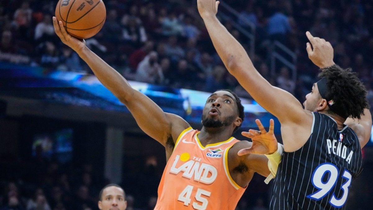 Cavaliers-Guard Donovan Mitchell von den Cleveland Cavaliers zieht zum Korb gegen&nbsp;Forward Noah Penda von der Orlando Magic, am 26.01.2026. (Symbolbild) (Foto)