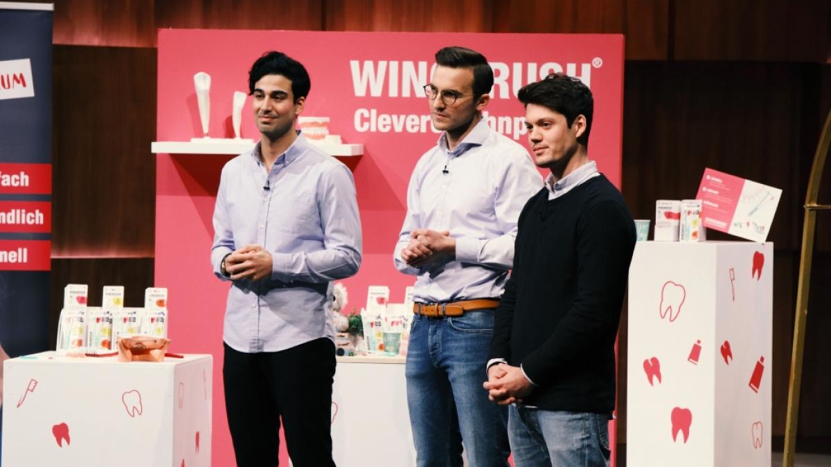 Burak D&ouml;nmezer, Louis Bahlmann und Marc Schmitz aus K&ouml;ln pr&auml;sentieren mit "Wingbrush" Zahnseide und eine Interdentalb&uuml;rste. (Foto)