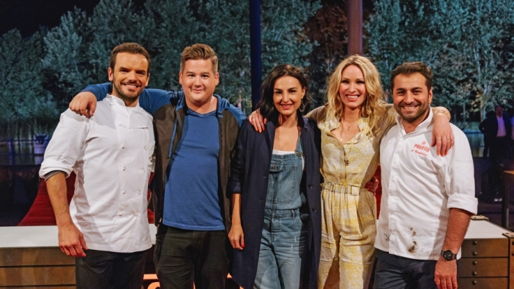 Starkoch Steffen Henssler, seine Herausforderer Chris Tall, Evelyn Weigert, Mimi Fiedler und Coach Ali Güngörmüs (von rechts) bei