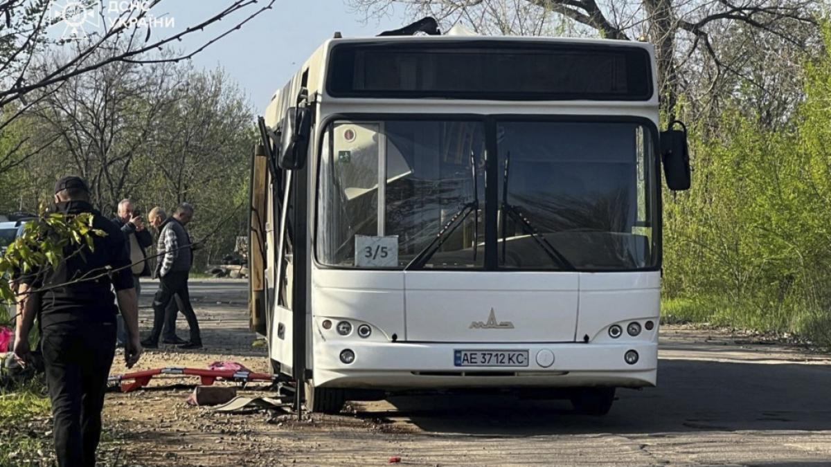 Auf diesem vom ukrainischen Rettungsdienst zur Verf&uuml;gung gestellten Foto ist ein besch&auml;digter Bus zu sehen, der von einer russischen Drohne in der Region Dnipropetrowsk getroffen wurde. (Foto)