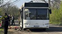Auf diesem vom ukrainischen Rettungsdienst zur Verfügung gestellten Foto ist ein beschädigter Bus zu sehen, der von einer russischen Drohne in der Region Dnipropetrowsk getroffen wurde.
