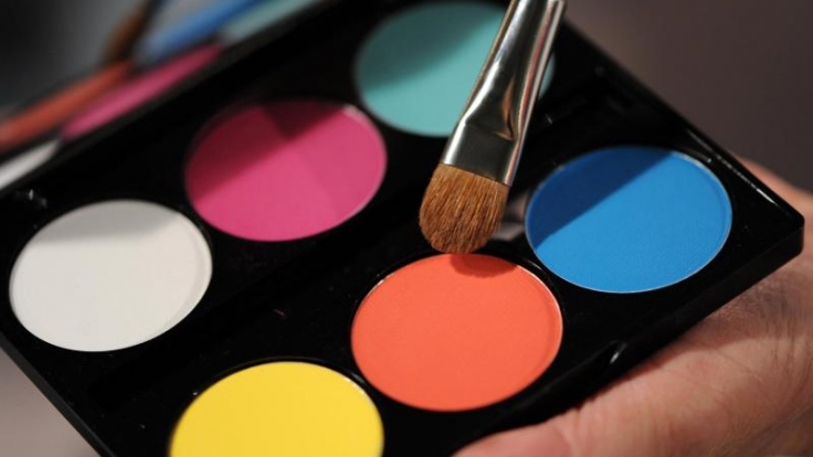 Bevor Karnevalisten ihr Gesicht mit Farben in Szene setzen, sollten sie eine fetthaltige Creme auftragen.