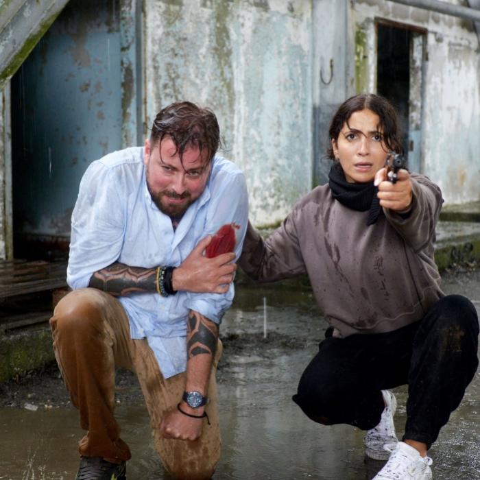 John geht blutend zu Boden! Wird Laura jetzt zur Killerin?