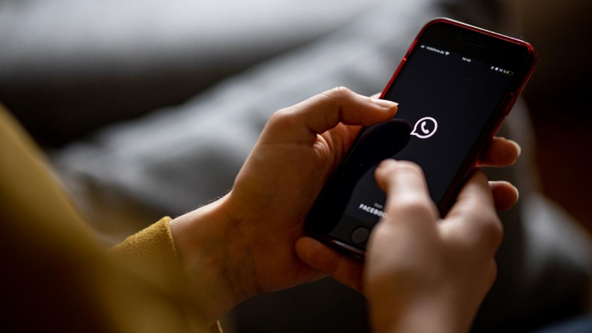 Die Polizei warnt vor einer fiesen Betrugsmasche auf WhatsApp. (Foto)