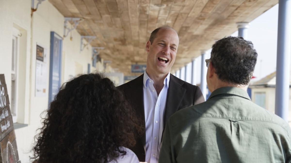 Prinz William reagierte auf die Frage einer Frau, ob sie ihn k&uuml;ssen d&uuml;rfe, mit Lachen. (Foto)