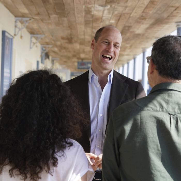 Kuss-Überraschung auf Solo-Trip - ungewöhnliche Frage bringt Royal zum Lachen
