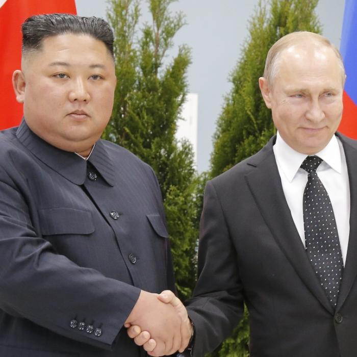 Kampfunfähig nach Trinkgelage - Wladimir Putin von Nordkorea-Soldaten blamiert