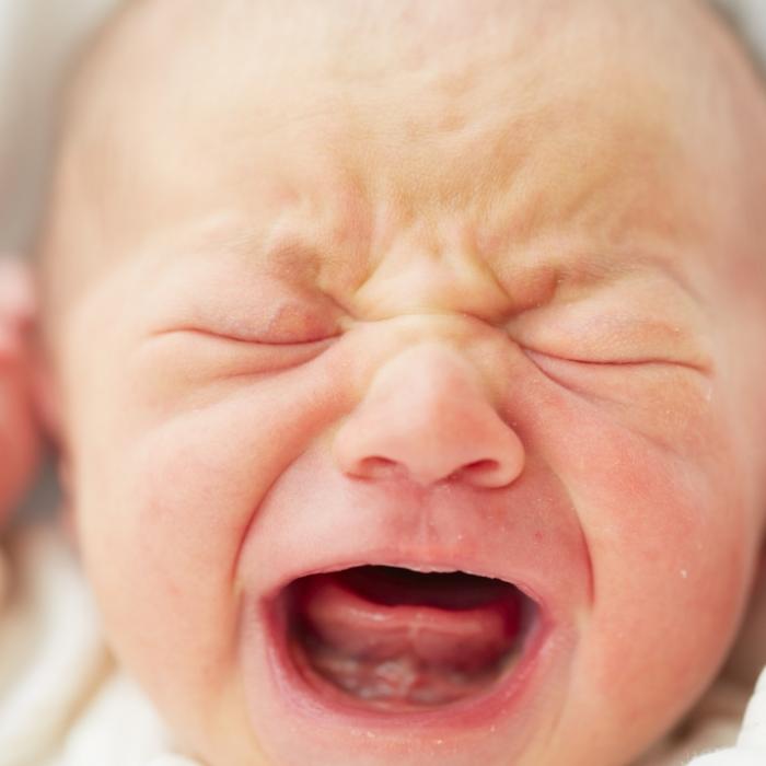 Eltern werfen neugeborenes Baby in Fluss - tot!