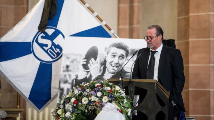 Der ehemalige Schalke-Trainer Huub Stevens spricht bei der Gedenkfeier.