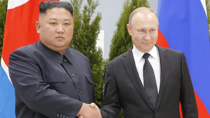 Wladimir Putin (r.) empfängt Kim Jong-un in Wladiwostock.