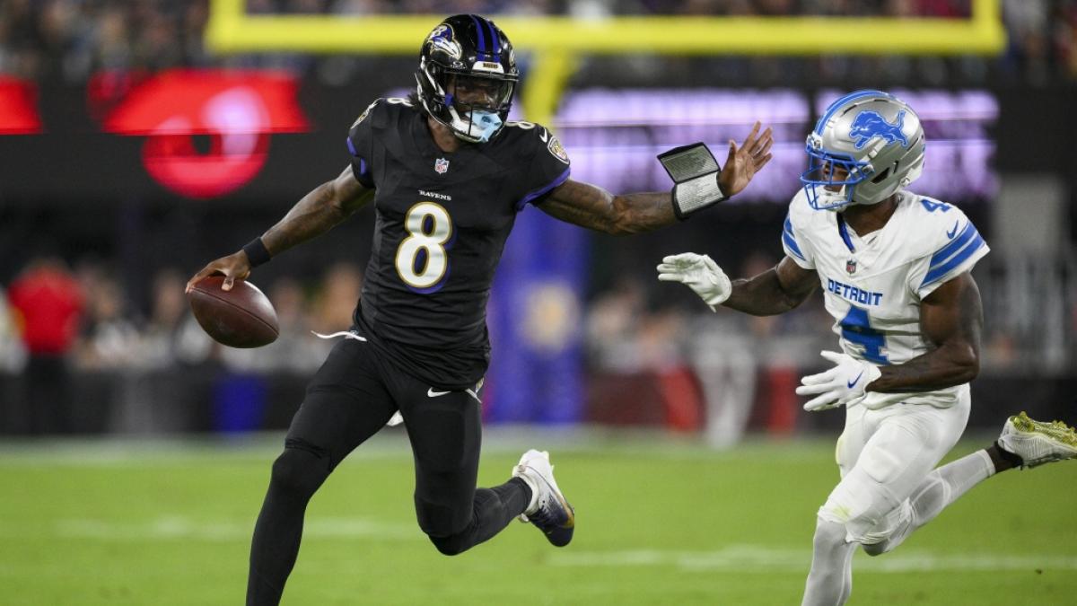 Lamar Jackson l&auml;uft den Ball, am 22.09.2025. (Symbolbild) (Foto)