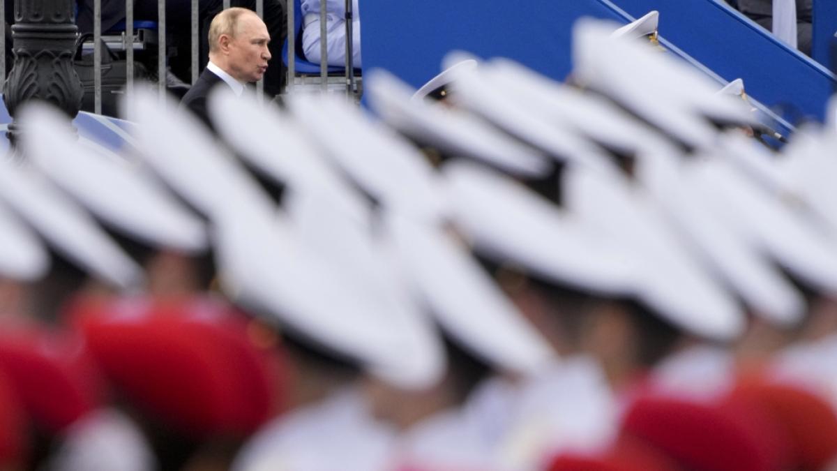 Ein Putin-Soldat posiert mit einem menschlichen Sch&auml;del auf einer B&uuml;hne. (Foto)