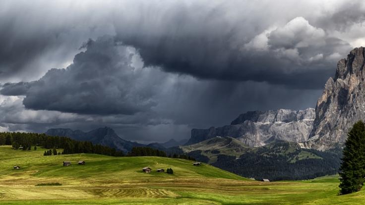 In den Alpen lässt ein Föhnsturm die Temperaturen klettern.