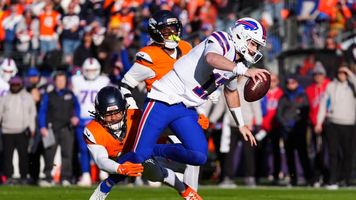 Josh Allen von den Buffalo Bills wird von P.J. Locke von den Denver Broncos getackled, am 17.01.2026. (Symbolbild) (Foto)