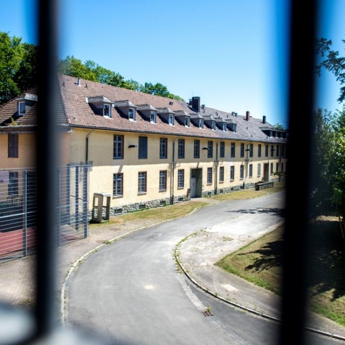 Überwachter Serienvergewaltiger entkommt der Polizei kurz vor Abschiebung