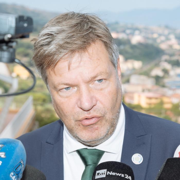 Gewaltiger Absturz für Grünen-Minister - Bürger stellen Kompetenz infrage