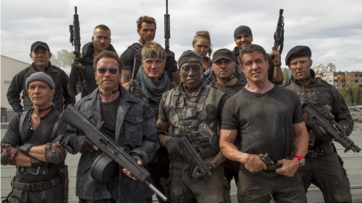 Der Cast von The Expendables: Unter anderem Kellan Lutz (hinten, 3. v.l.), Antonio Banderas (vorn links, Arnold Schwarzenegger (vorn, 2. v.l.), Dolph Lundgren (3.v.l.), Wesley Snipes (4.v.l.), Sylvester Stallone (2. v.r.) und Jason Statham (rechts).