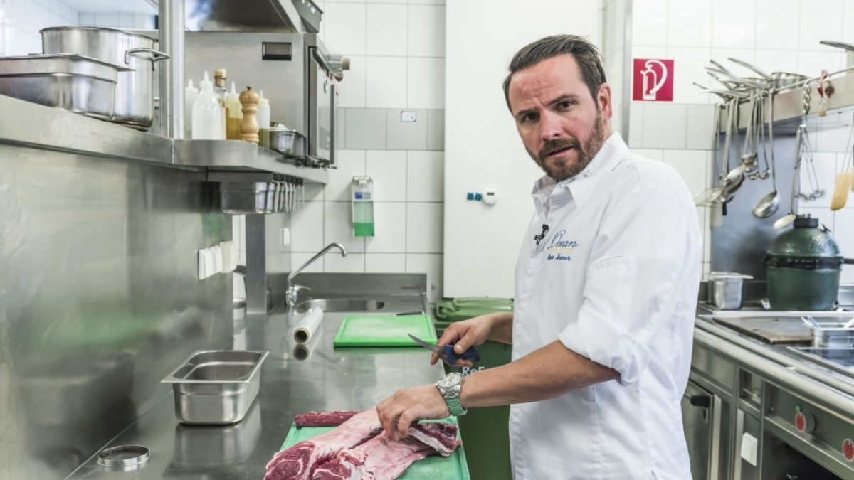 Hans Neuner bei dem, was er am besten kann - Kochen! (Foto)