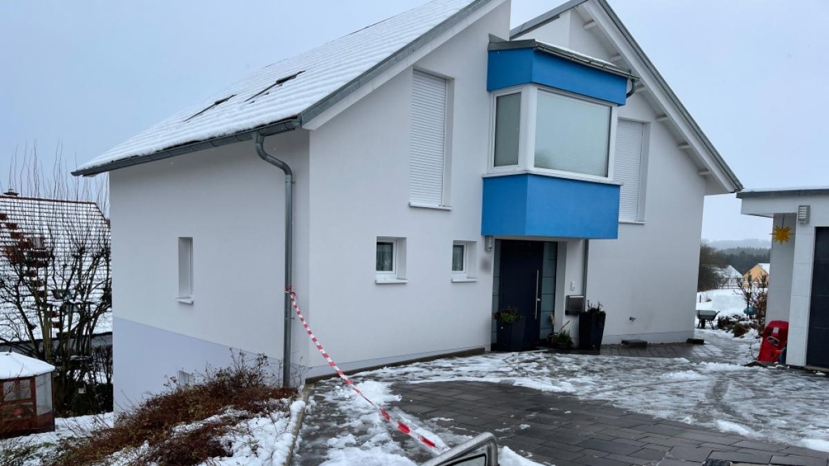 Ein Absperrband der Polizei ist vor einem Einfamilienhaus gespannt. Nachbarn h&ouml;rten Hilferufe - und alarmierten die Polizei. (Foto)